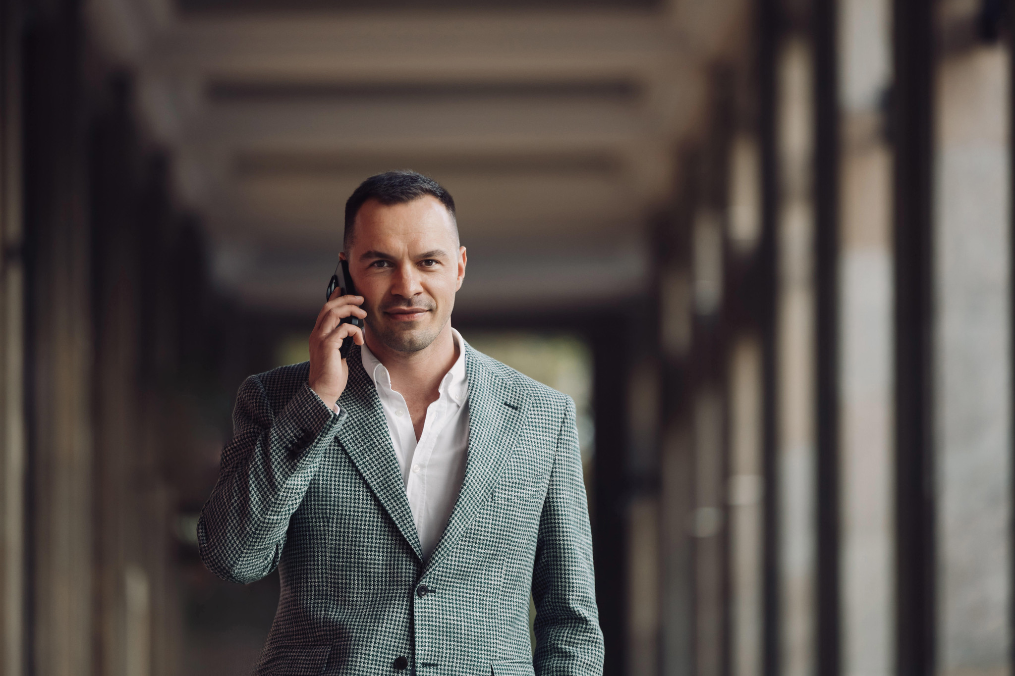 Emil Ziółkowski podczas rozmowy telefonicznej w warszawskich podcieniach